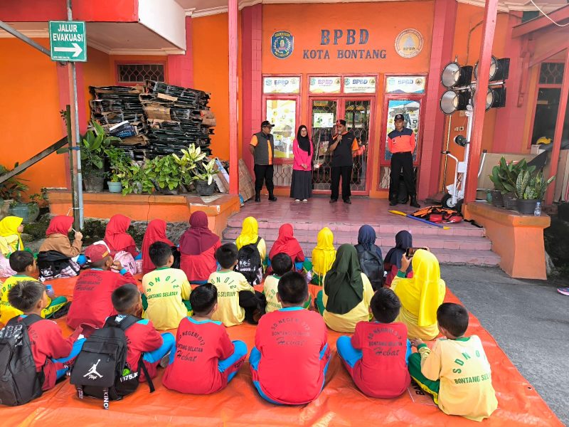 Murid SDN 012 Bontang Selatan mendapat materi mitigasi bencana dari BPBD Bontang. (ist)
