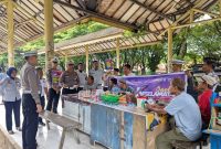 Personil Satlantas Polres Bone memberikan edukasi terkait keselamatan berlalu lintas kepada para pengendara di Terminal Petta Ponggawae, Kabupaten Bone, Selasa (11/2). (ist)
