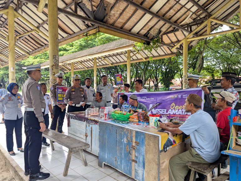 Personil Satlantas Polres Bone memberikan edukasi terkait keselamatan berlalu lintas kepada para pengendara di Terminal Petta Ponggawae, Kabupaten Bone, Selasa (11/2). (ist)