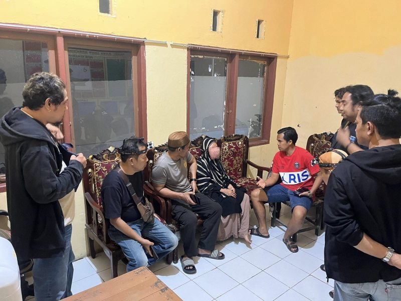 Pelaku pembunuhan (bermukenah) diinterogasi Kasat Reskrim Polres Bone AKP Yusriadi Yusuf. (ist)
