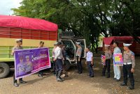 Anggota Satlantas Polres Bone memberi edukasi kepada sopir truk terkait bahaya ODOL. (ist)
