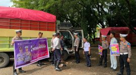 Anggota Satlantas Polres Bone memberi edukasi kepada sopir truk terkait bahaya ODOL. (ist)