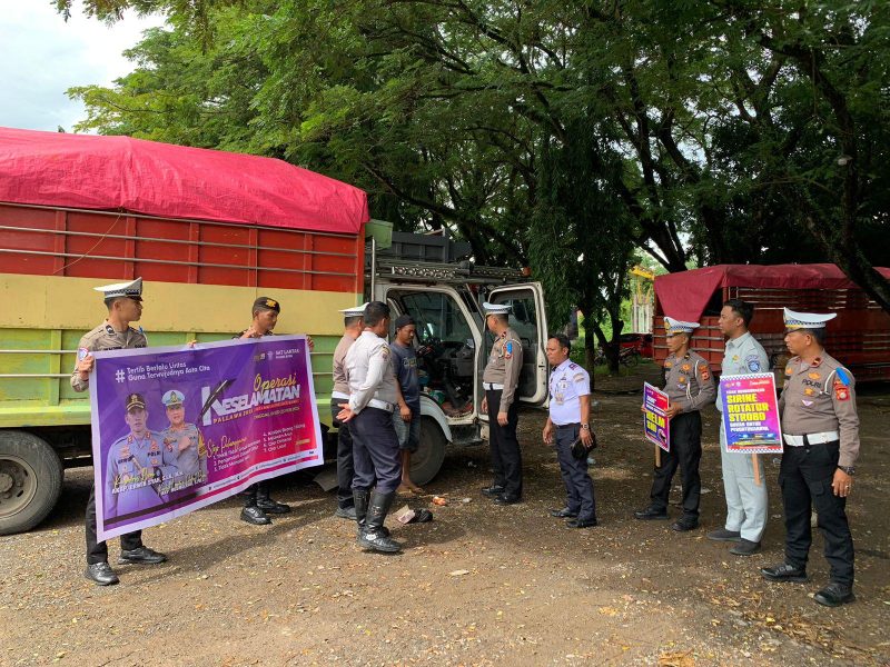 Anggota Satlantas Polres Bone memberi edukasi kepada sopir truk terkait bahaya ODOL. (ist)
