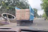 Truk pengangkut es balok dari Bone bergerak menuju Sinjai. (foto;ist)