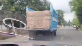 Truk pengangkut es balok dari Bone bergerak menuju Sinjai. (foto;ist)