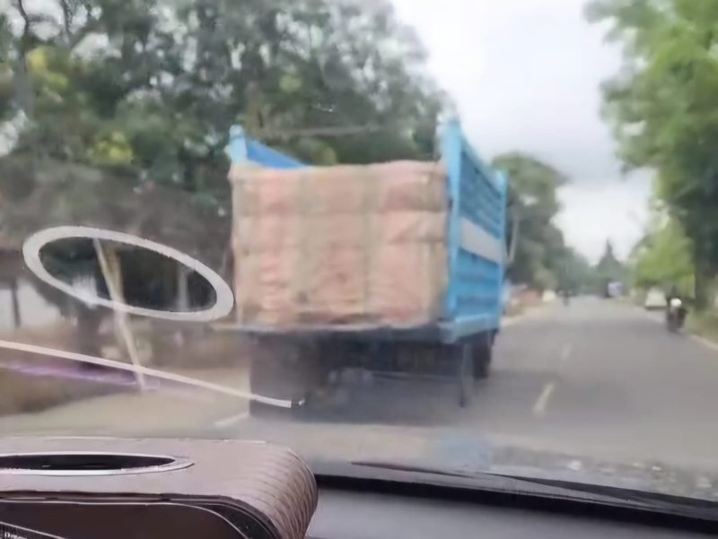 Truk pengangkut es balok dari Bone bergerak menuju Sinjai. (foto;ist)