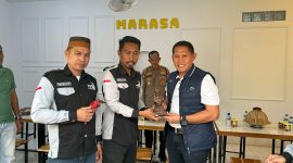 Ketua OKP Laskar Arung Palakka Andi Akbar Napoleon menyerahkan cindera mata kepada Kapolres Bone. (ist)