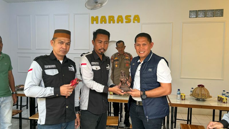 Ketua OKP Laskar Arung Palakka Andi Akbar Napoleon menyerahkan cindera mata kepada Kapolres Bone. (ist)