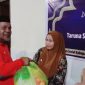 Ketua Tagana Dinas Sosial Sinjai, Saktiawan menyerahkan bantuan paket sembako. (Andi Irfan)