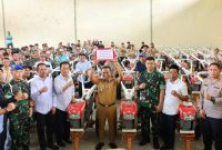 Pemkab Bone salurkan 54 Alsintan untuk petani. (ist)