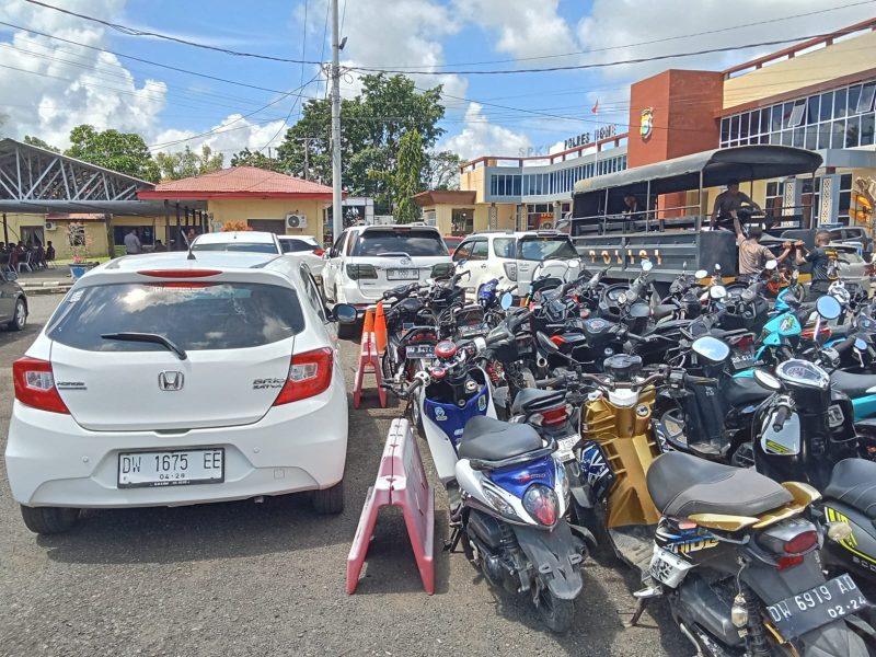 Barang bukti yang diamankan dalam operasi balap liar di Kecamatan Cenrana, Selasa (4/3) dini hari. (foto : Asrul Rahman)
