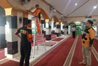 BPBD Bontang Bersihkan Masjid Al Muhajirin. (ist)