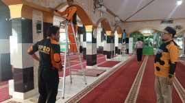 BPBD Bontang Bersihkan Masjid Al Muhajirin. (ist)