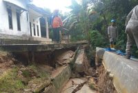 Tanah Longsor Nyaris Hancurkan Permukiman di Bontang Barat. (ist)