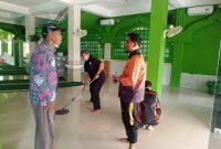 BPBD Bontang membersihkan Masjid Al-Aq'sha, Tanjung Limau, Kelurahan Bontang Baru, pada Jumat (14/3/2025). 