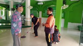 BPBD Bontang membersihkan Masjid Al-Aq'sha, Tanjung Limau, Kelurahan Bontang Baru, pada Jumat (14/3/2025). 