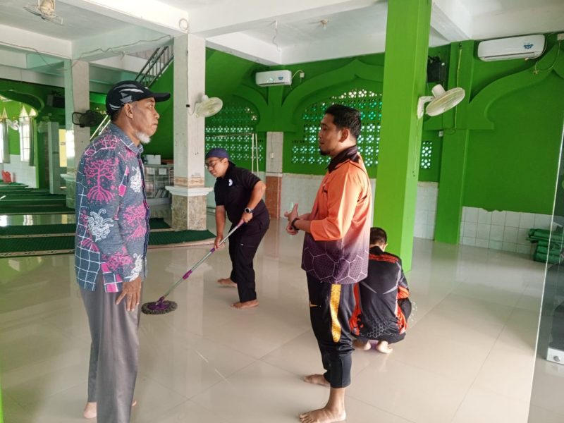 BPBD Bontang membersihkan Masjid Al-Aq'sha, Tanjung Limau, Kelurahan Bontang Baru, pada Jumat (14/3/2025). 