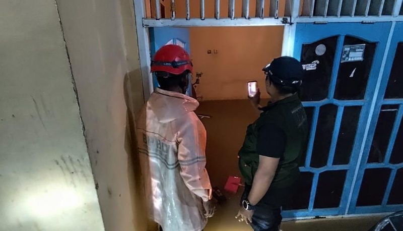 BPBD Bontang gerak cepat pantau rumah warga yang tergenang banjir. (ist)