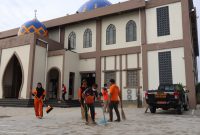 BPBD Bontang gelar gerakan Jumat Bersih di Masjid Ittihad, Jumat (21/3). (ist)