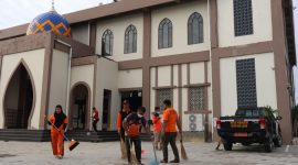 BPBD Bontang gelar gerakan Jumat Bersih di Masjid Ittihad, Jumat (21/3). (ist)