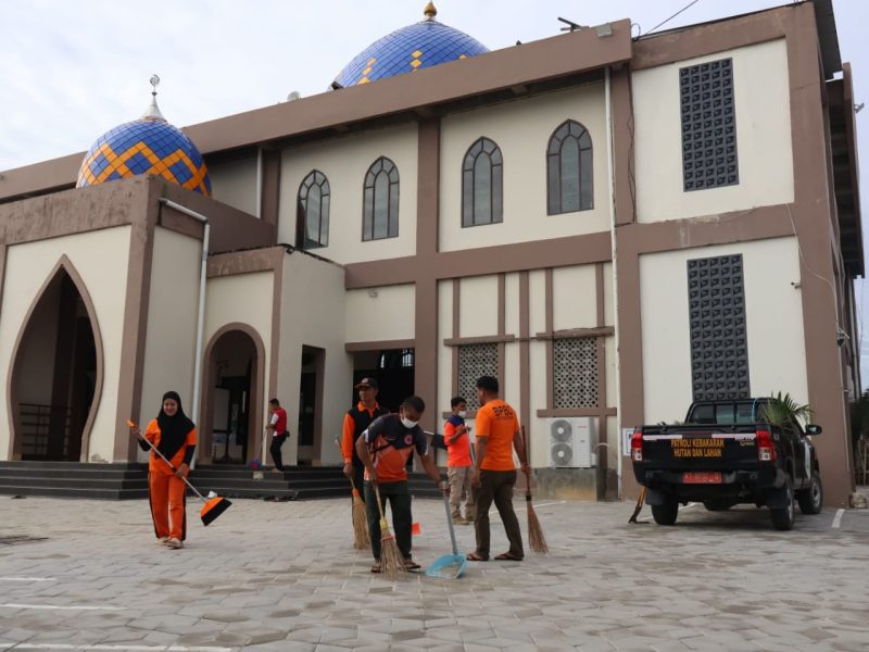 BPBD Bontang gelar gerakan Jumat Bersih di Masjid Ittihad, Jumat (21/3). (ist)