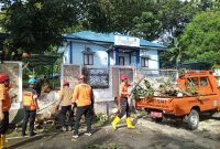 BPBD Bontang Tangani Pohon Tumbang di Bontang Selatan, Senin (24/3). (ist)