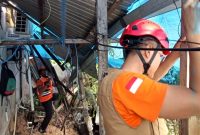 BPBD Bontang pasang terpal darurat di lokasi longsor Berbas Pantai, Minggu (6/4). (ist)