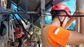 BPBD Bontang pasang terpal darurat di lokasi longsor Berbas Pantai, Minggu (6/4). (ist)