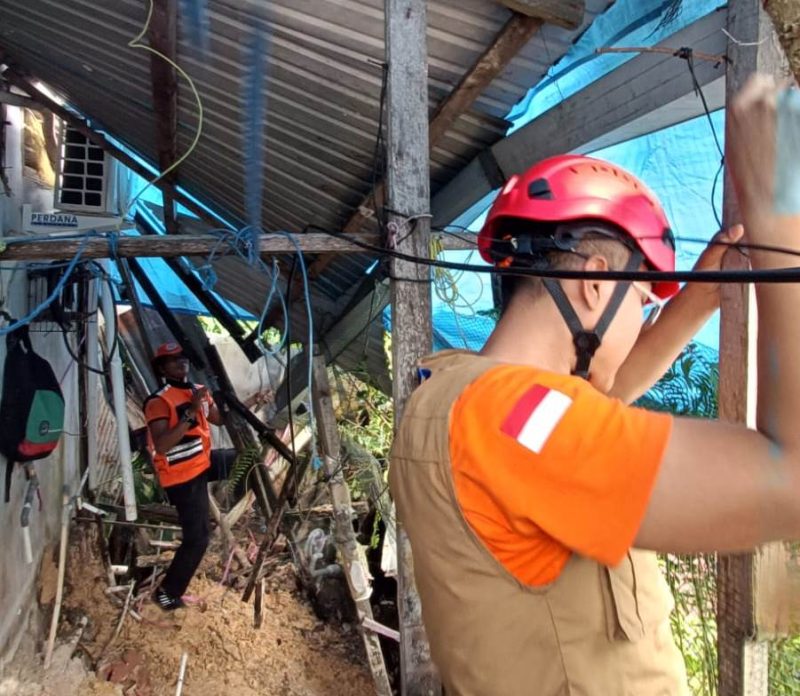 BPBD Bontang pasang terpal darurat di lokasi longsor Berbas Pantai, Minggu (6/4). (ist)
