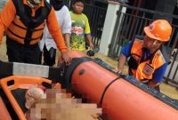 BPBD Bontang Evakuasi Ibu Pasca Operasi Caesar dari Kawasan Banjir. (ist)