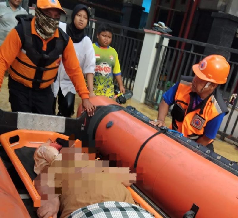 BPBD Bontang Evakuasi Ibu Pasca Operasi Caesar dari Kawasan Banjir. (ist)