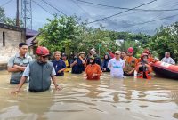 BPBD Bontang Dampingi Wali Kota Neni Moerniaeni Pantau Banjir. (ist)

