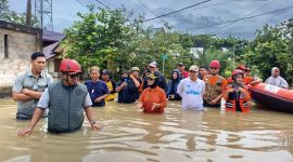 BPBD Bontang Dampingi Wali Kota Neni Moerniaeni Pantau Banjir. (ist)
