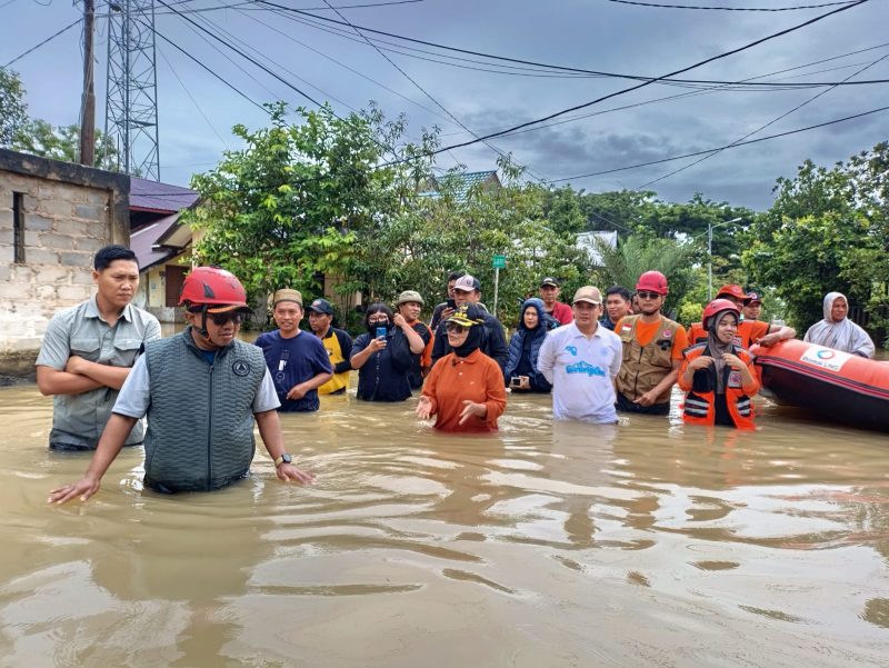 BPBD Bontang Dampingi Wali Kota Neni Moerniaeni Pantau Banjir. (ist)
