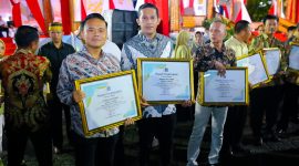 Kapolsek Barebbo AKP Dodie Ramaputra (kiri) usai menerima piagam penghargaan lomba kebersihan kantor antar Polsek, Kabupaten Bone, Kamis (11/4). (ist)