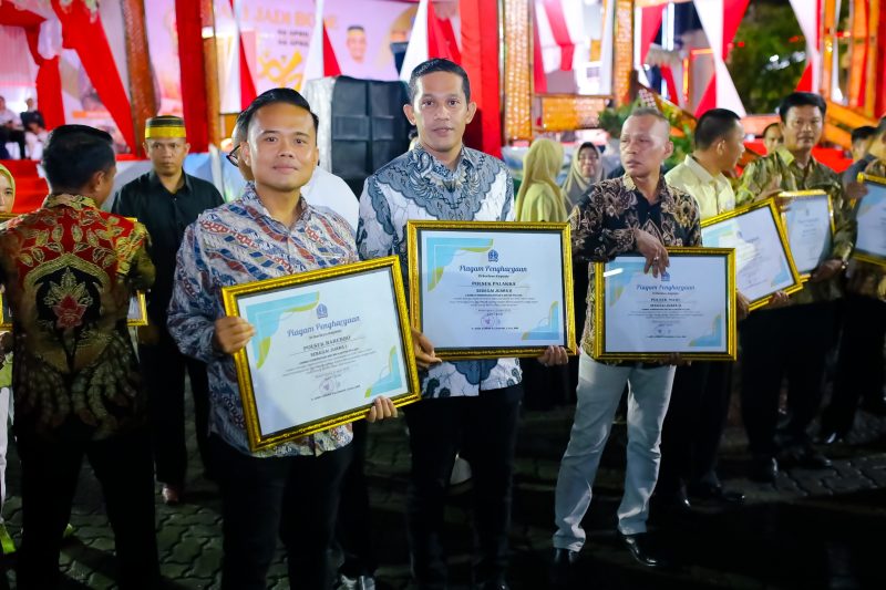 Kapolsek Barebbo AKP Dodie Ramaputra (kiri) usai menerima piagam penghargaan lomba kebersihan kantor antar Polsek, Kabupaten Bone, Kamis (11/4). (ist)