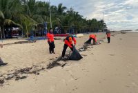 Tim BPBD Bontang bersihkan destinasi wisata Beras Basah, Jumat (11/4). (ist)