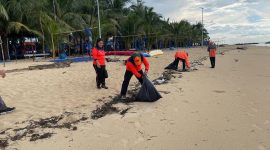 Tim BPBD Bontang bersihkan destinasi wisata Beras Basah, Jumat (11/4). (ist)