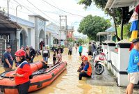 Bantuan makanan terhadap warga terdampak banjir mulai mengalir, Kota Bontang, Senin (14/4). (ist)