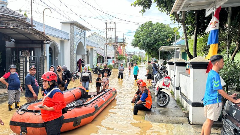 Bantuan makanan terhadap warga terdampak banjir mulai mengalir, Kota Bontang, Senin (14/4). (ist)