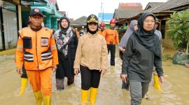 Tim BPBD Bontang dampingi Wali Kota Neni Moerniaeni tinjau lokasi banjir di Bontang Permai, Senin (14/4). (ist)