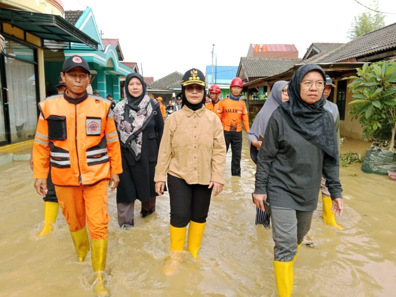 Tim BPBD Bontang dampingi Wali Kota Neni Moerniaeni tinjau lokasi banjir di Bontang Permai, Senin (14/4). (ist)