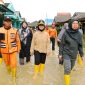 Tim BPBD Bontang dampingi Wali Kota Neni Moerniaeni tinjau lokasi banjir di Bontang Permai, Senin (14/4). (ist)