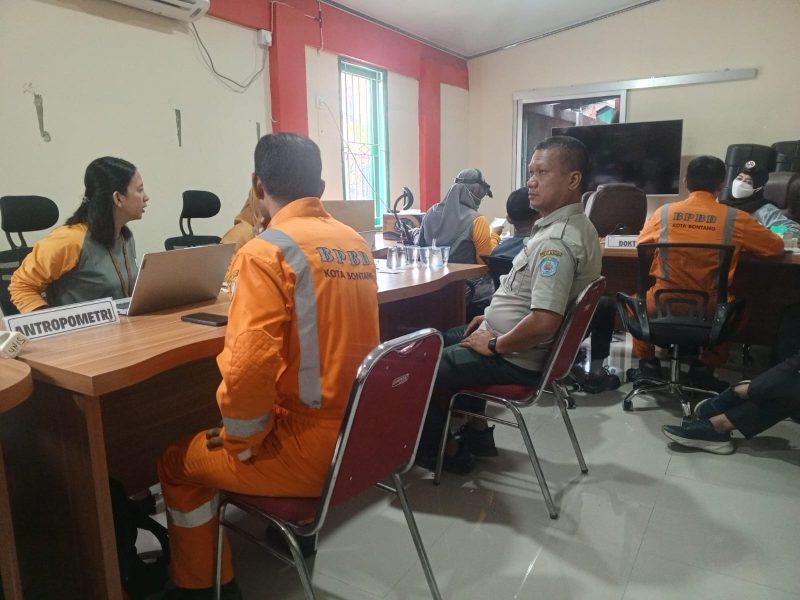 Anggota BPBD Bontang jalani pemeriksaan kesehatan rutin di Puskesmas Bontang Selatan 1, Kamis (24/4). (ist)