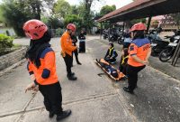 Latihan evakuasi di Sekolah DHBS yang digelar BPBD Bontang, Jumat (25/4). (ist),