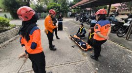 Latihan evakuasi di Sekolah DHBS yang digelar BPBD Bontang, Jumat (25/4). (ist),