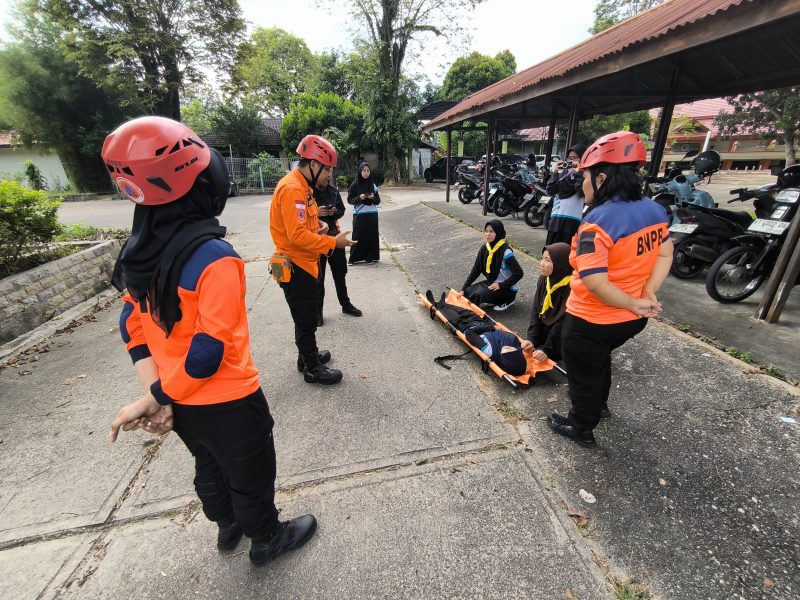 Latihan evakuasi di Sekolah DHBS yang digelar BPBD Bontang, Jumat (25/4). (ist),