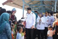 Wali Kota Makassar Munafri Arifuddin dan Wakil Wali Kota Aliyah Mustika Ilham menyapa warga di Kepulauan Sangkarang, Rabu (30/4). (ist)