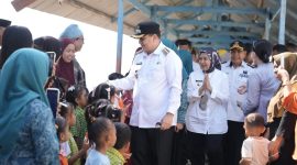 Wali Kota Makassar Munafri Arifuddin dan Wakil Wali Kota Aliyah Mustika Ilham menyapa warga di Kepulauan Sangkarang, Rabu (30/4). (ist)