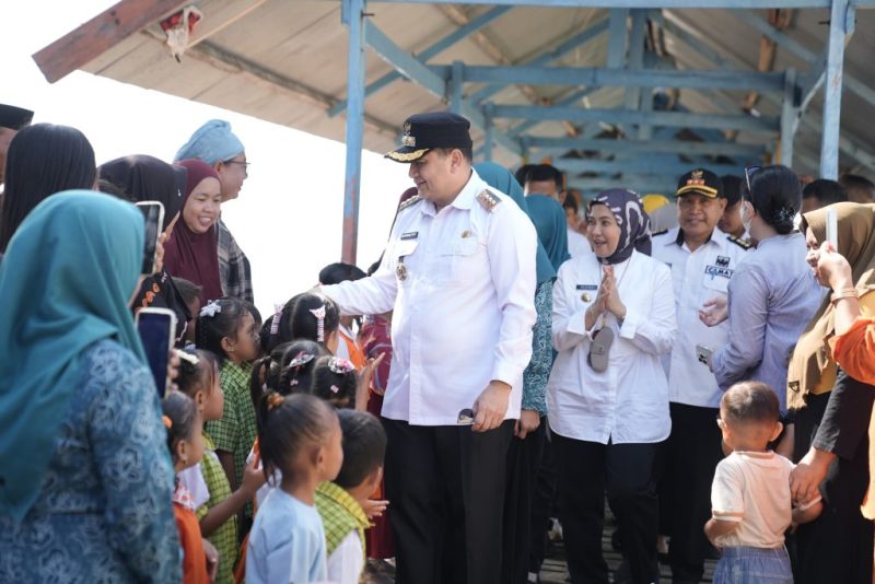Wali Kota Makassar Munafri Arifuddin dan Wakil Wali Kota Aliyah Mustika Ilham menyapa warga di Kepulauan Sangkarang, Rabu (30/4). (ist)